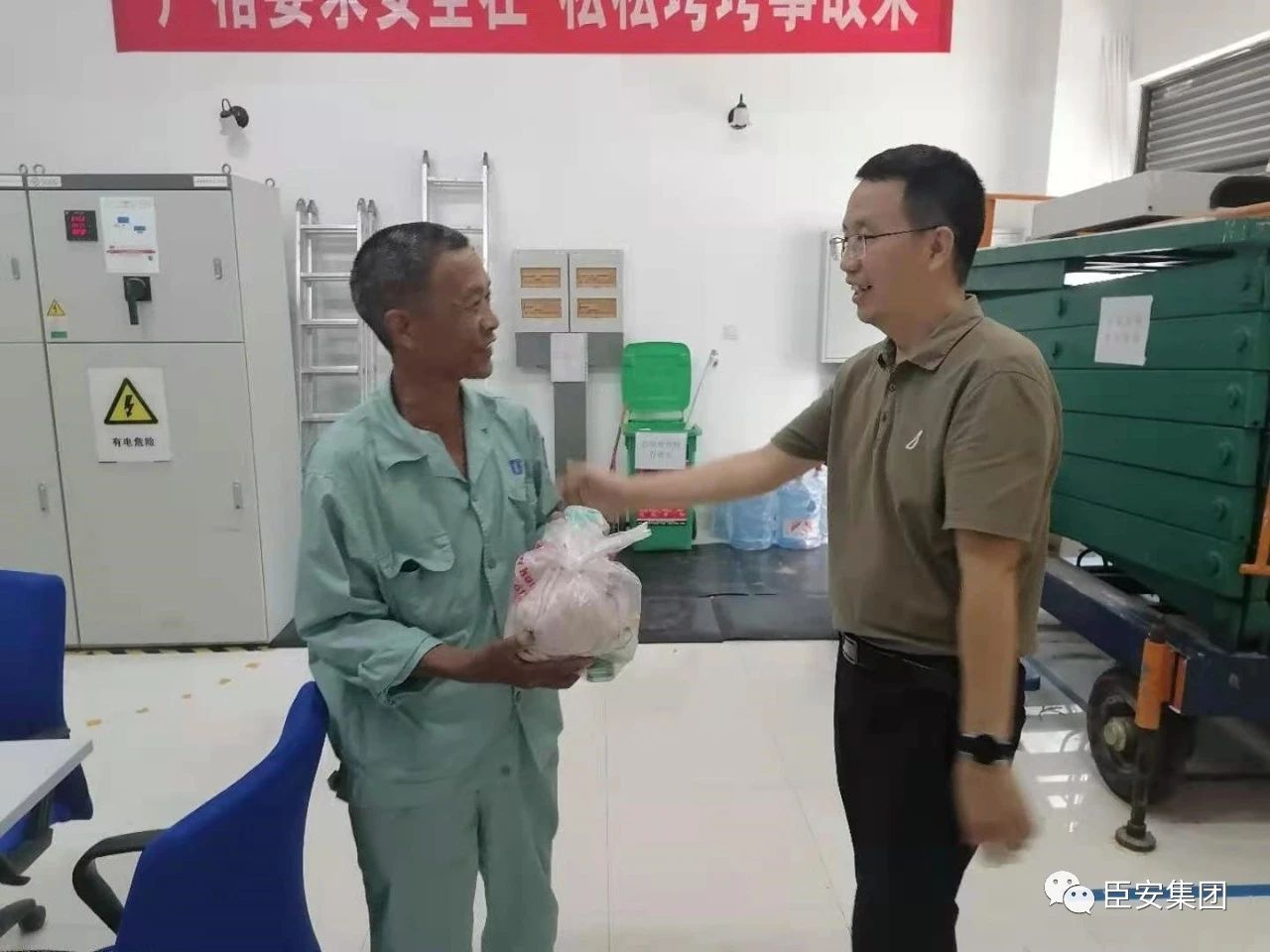 领导开展“烈日炎炎送关爱 情系一线员工”慰问活动